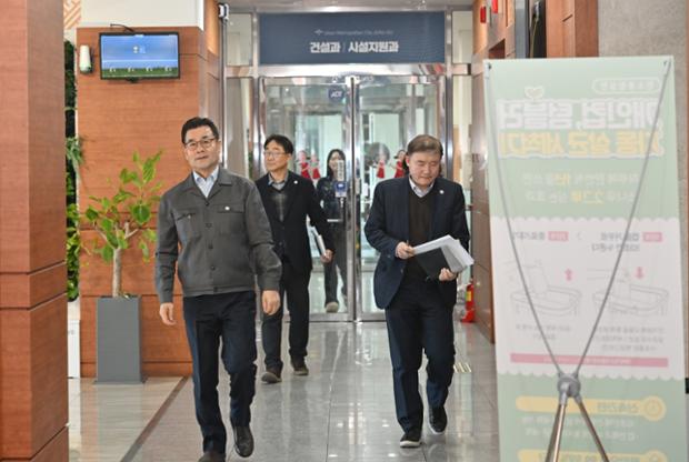 “업무도 결재도 현장에서”…중구, 설 앞두고 ‘찾아가는 현장 결재’ 진행(2)