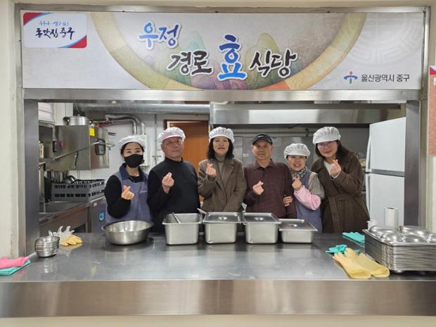 우정동 바르게살기위원회, 우정경로식당에서 급식 봉사활동 실시