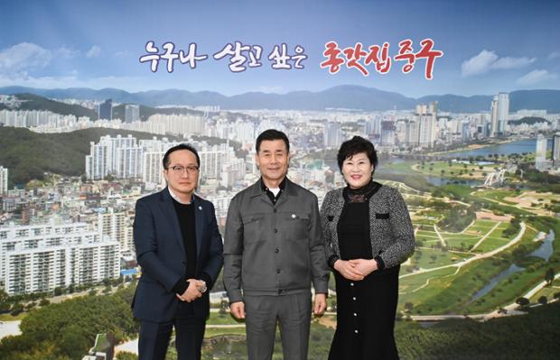 김영길 중구청장, 신임 NH농협 옥교동지점장 환담
