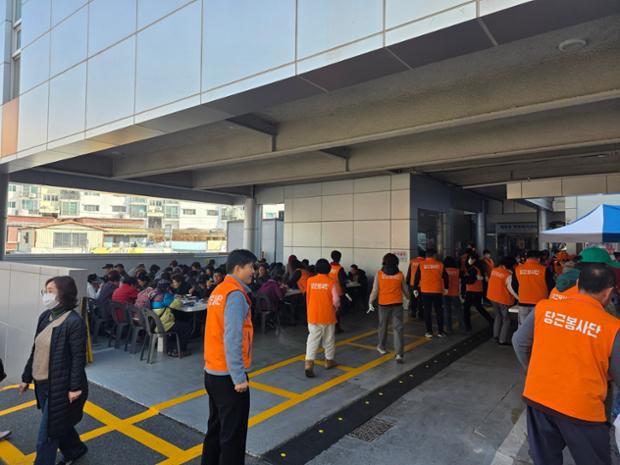 당근봉사단, 어르신 점심 식사 대접