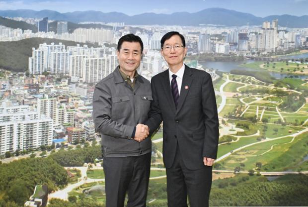 김영길 중구청장, 서남교 신임 울산시 행정부시장 환담