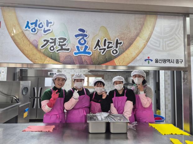 반구1동 새마을문고회, 성안경로식당에서 급식봉사 활동 실시