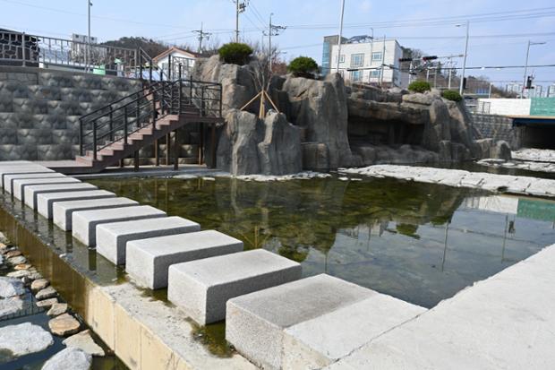 명정천 생태하천의 여러 모습-3. 인공폭포 및 징검다리