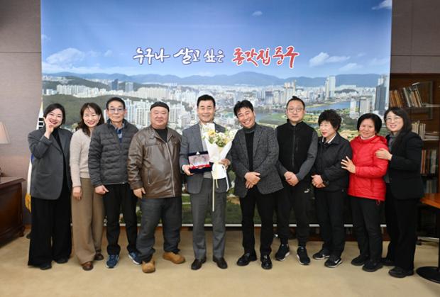 구역전시장 상인회 임원진, 김영길 중구청장에게 감사패 전달