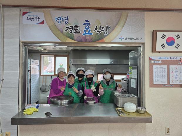 병영1동 새마을문고회, 병영경로식당에서 급식 봉사활동 실시