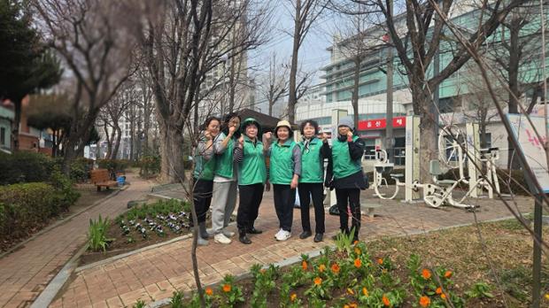 학성동 새마을부녀회, 행복공원 일대 봄맞이 초화 식재