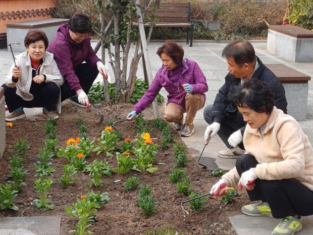반구1동 그린리더협의회, 퇴사재공원 청소 및 봄맞이 초화 식재