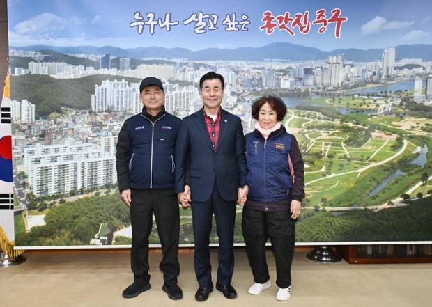 김영길 중구청장  젊음의2거리 노점상 관계자 환담