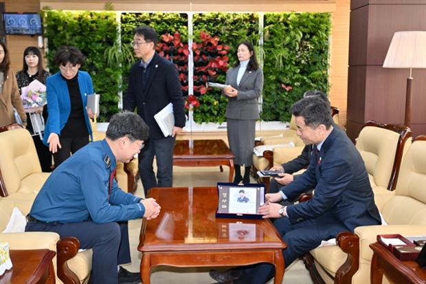 우문영 중부경찰서장 감사패 수여