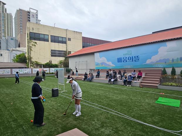 “강의실 밖 잔디광장에서 누리는 배움의 즐거움”