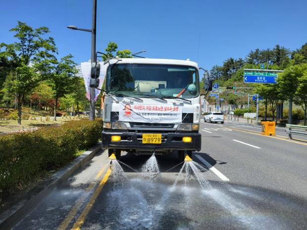 “미세먼지 줄여라”…중구, 도로 살수차 운행