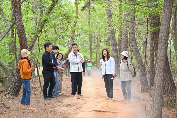 중구, 황방산 맨발등산로 치유의 숲 안개 분사기 설치 현장점검 실시