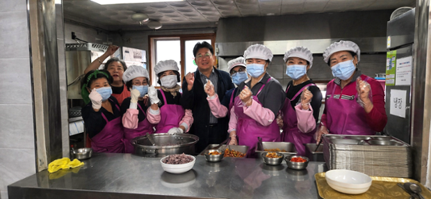 약사동 여성자원봉사회, 병영경로식당에서 급식 봉사활동 실시
