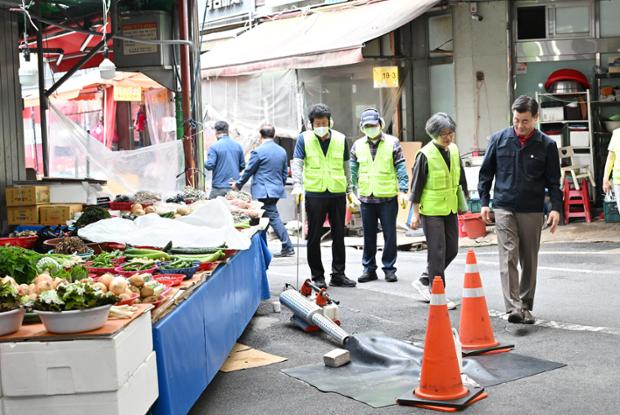 김영길 중구청장, 태화종합시장 감염병 매개 해충 방역 작업 점검