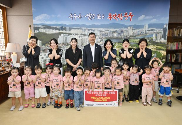 국공립 번영로센트리지 5단지 어린이집, 300만 원 상당 이웃돕기 후원금품 전달