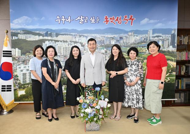 김영길 중구청장, 중구여성합창단 임원진과 환담
