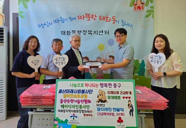 울산미래사회봉사단·심미안포토포럼, 어르신 장수사진 액자 전달