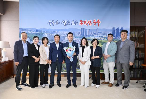 김영길 중구청장, 다운동 주민자치위원회 신규 위원과 환담