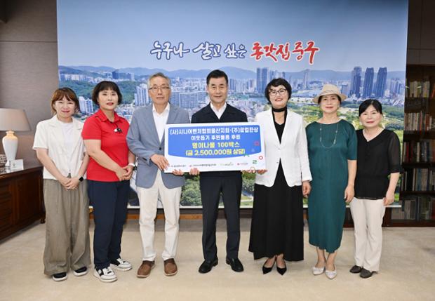 (사)시니어벤처협회울산지회·㈜로컬한상, 이웃돕기 명이나물 장아찌 100개 전달