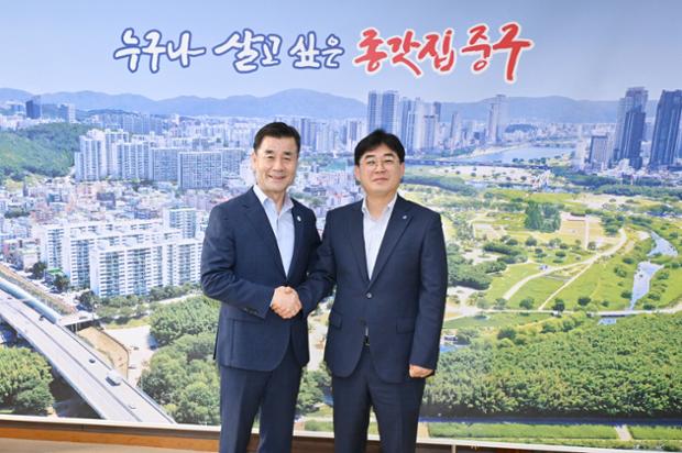 김영길 중구청장, 이도걸 신임 한국전기안전공사 울산지사장과 환담