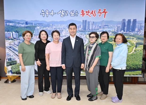 김영길 중구청장, 중앙동 새마을부녀회 회원과 환담