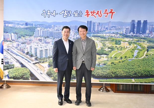 김영길 중구청장, 윤영찬 2028울산국제정원박람회조직위원회 사무총장과 환담