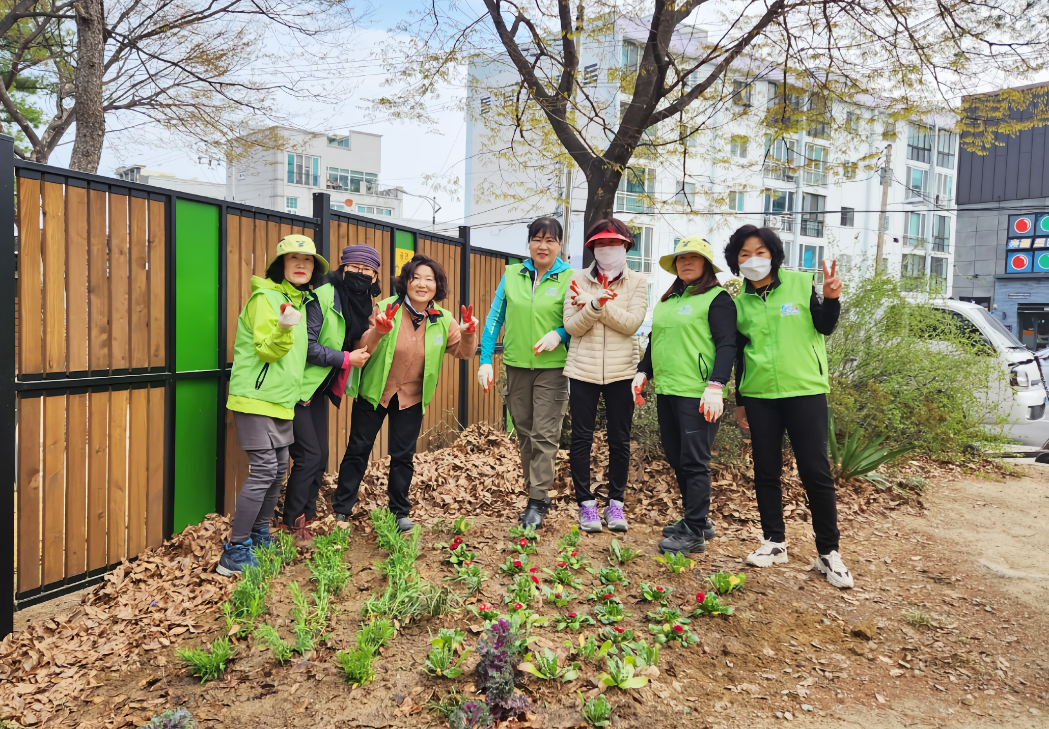 230329 약사동 그린리더협의회, 봄맞이 초화식재 및 공원 환경정비 이미지(1)