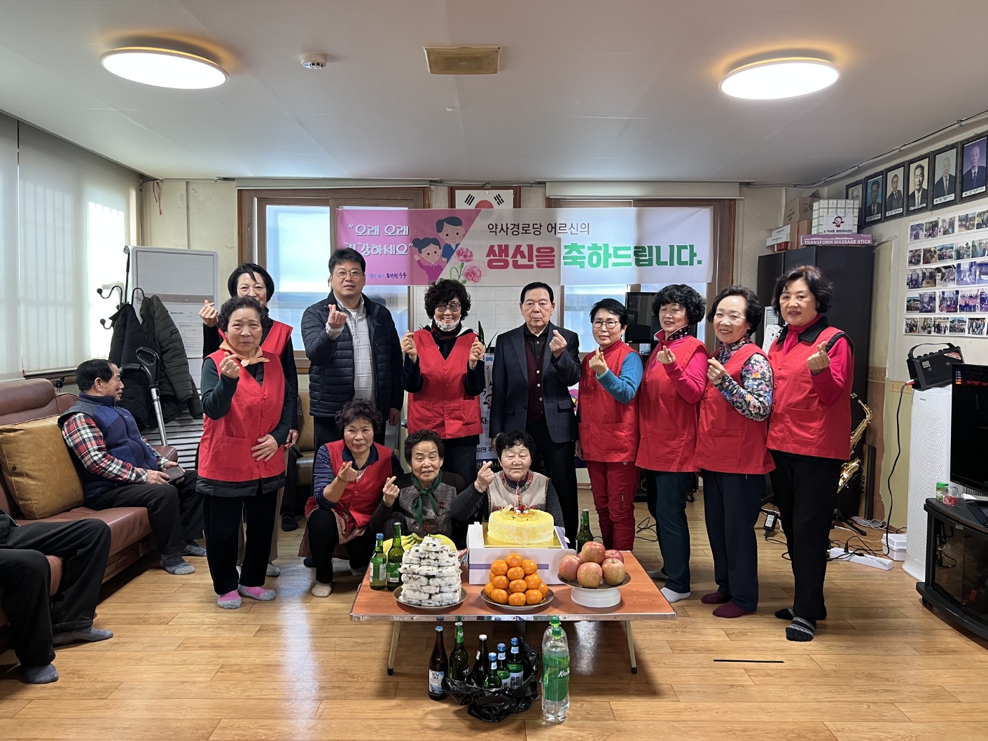 250214 아름다운사람들, 약사경로당 어르신 생신상 차려드리기 이미지(1)