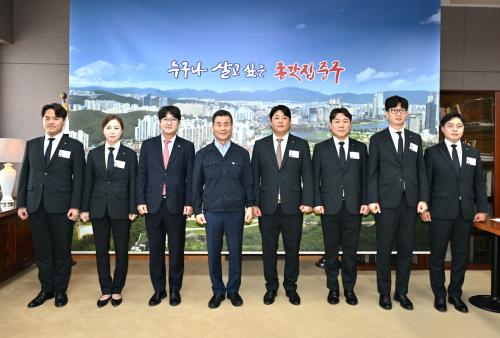 김영길 중구청장, 최장호 중울산청년회의소 회장 및 내년도 임원진 환담