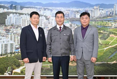 김영길 중구청장, 이오규 민주평화통일자문회의 울산중구협의회 신임회장 환담