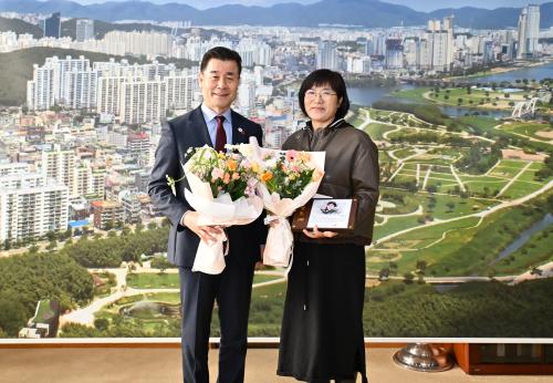 중구, 2025년 공무직 정년퇴직자 공로패 수여식 개최