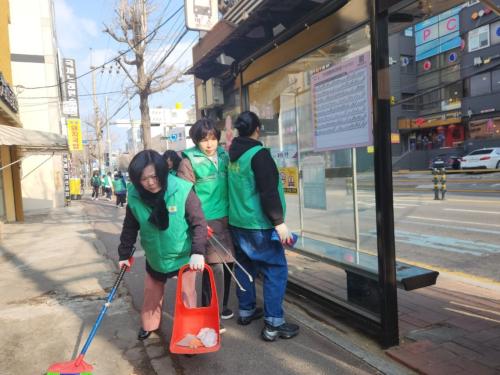 반구1동 새마을문고회, 버스정류장 환경정화 활동 실시