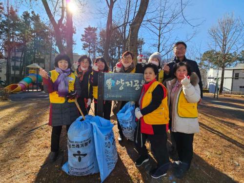 다운동 여성자원봉사회, 양지공원 일대에서 환경정화 활동 진행