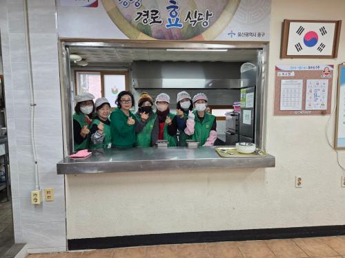 병영1동 새마을문고회, 병영경로식당에서 급식 봉사활동 실시