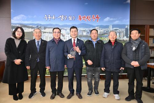 젊음의거리 상인회, 김영길 중구청장에게 감사패 전달