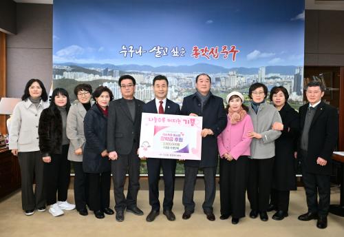 우정동 자생단체·울산중부새마을금고, 이웃돕기 성금 및 식사권 전달