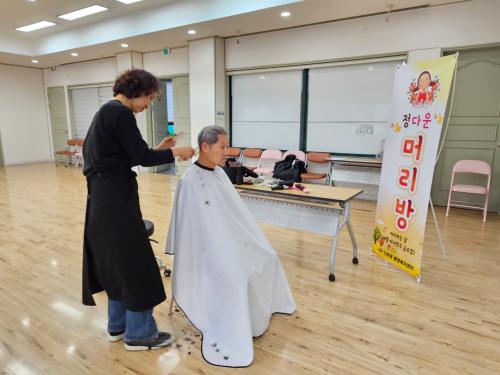다운동·정해둘 태화노인복지센터장, 어르신 이미용 재능기부 봉사활동 실시