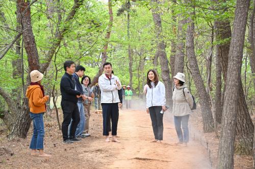 중구, 황방산 맨발등산로 치유의 숲 안개 분사기 설치 현장점검 실시