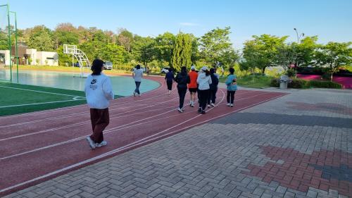 “밖에서 신나게 함께 운동해요”…중구보건소, 야외 신체활동 프로그램 운영
