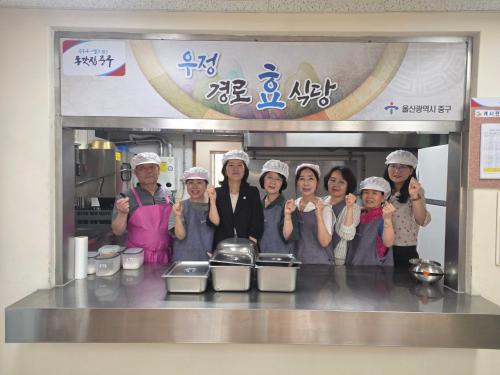 우정동 바르게살기위원회, 우정경로식당에서 급식 봉사활동 실시