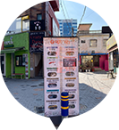 먹자거리에 위치하고있는 여러가게들의모습