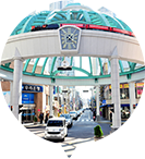 정면에서 바라본 시계탑