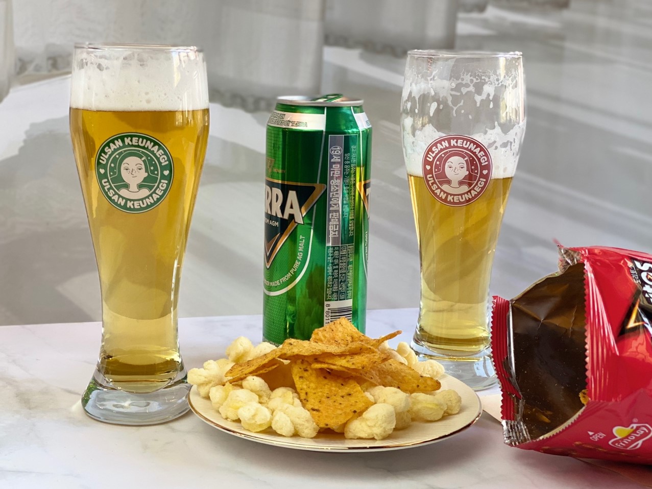 맥주잔 2종 (초록, 검정) 이미지