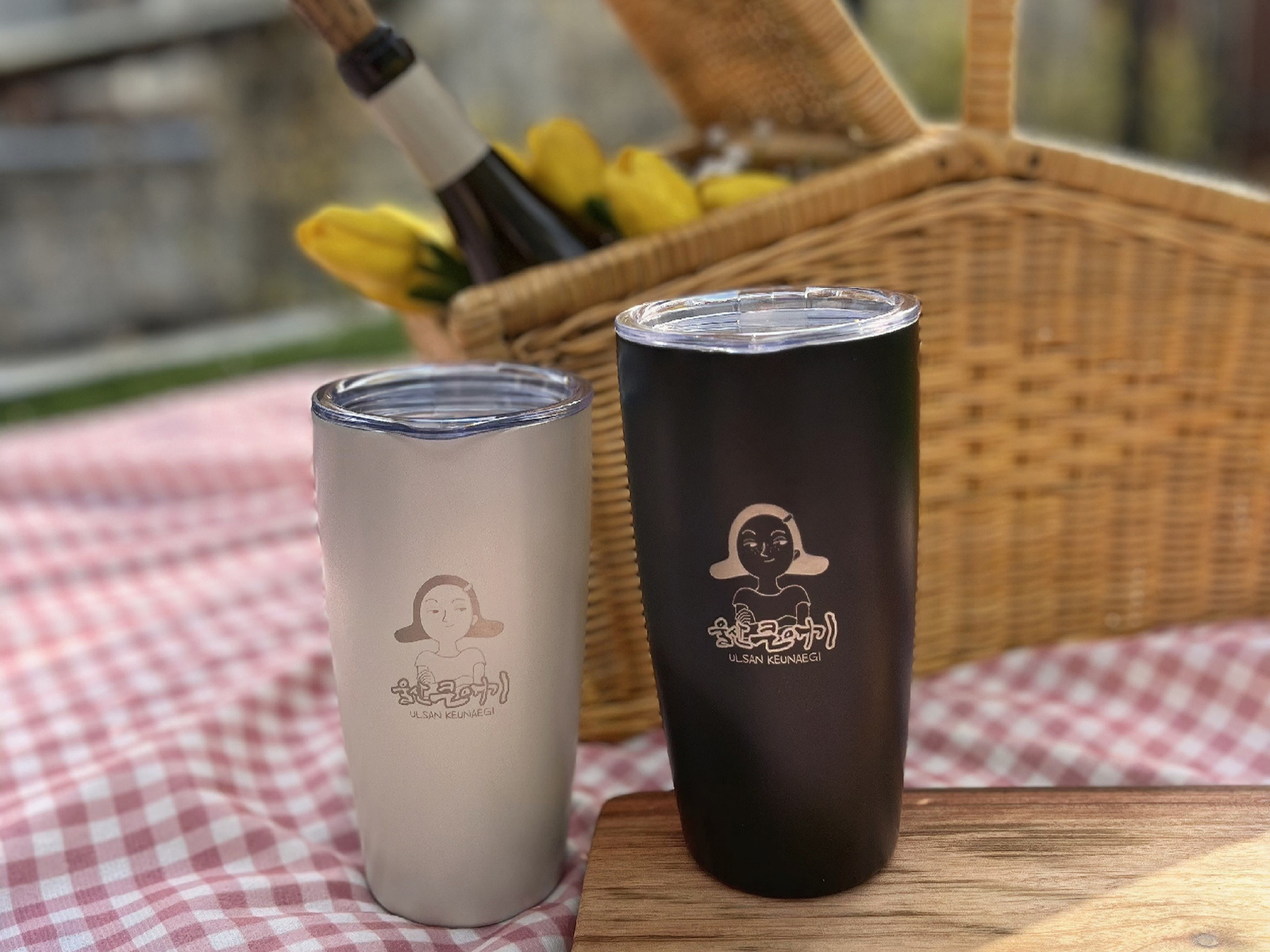 텀블러 2종(크림색, 검정색) 이미지