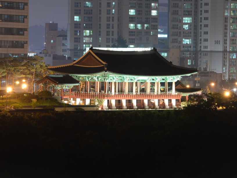 밤에 본 조명이들어온 태화루의 모습
