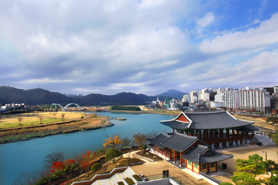 하늘에서 바라본 태화루와 그 주위 경치